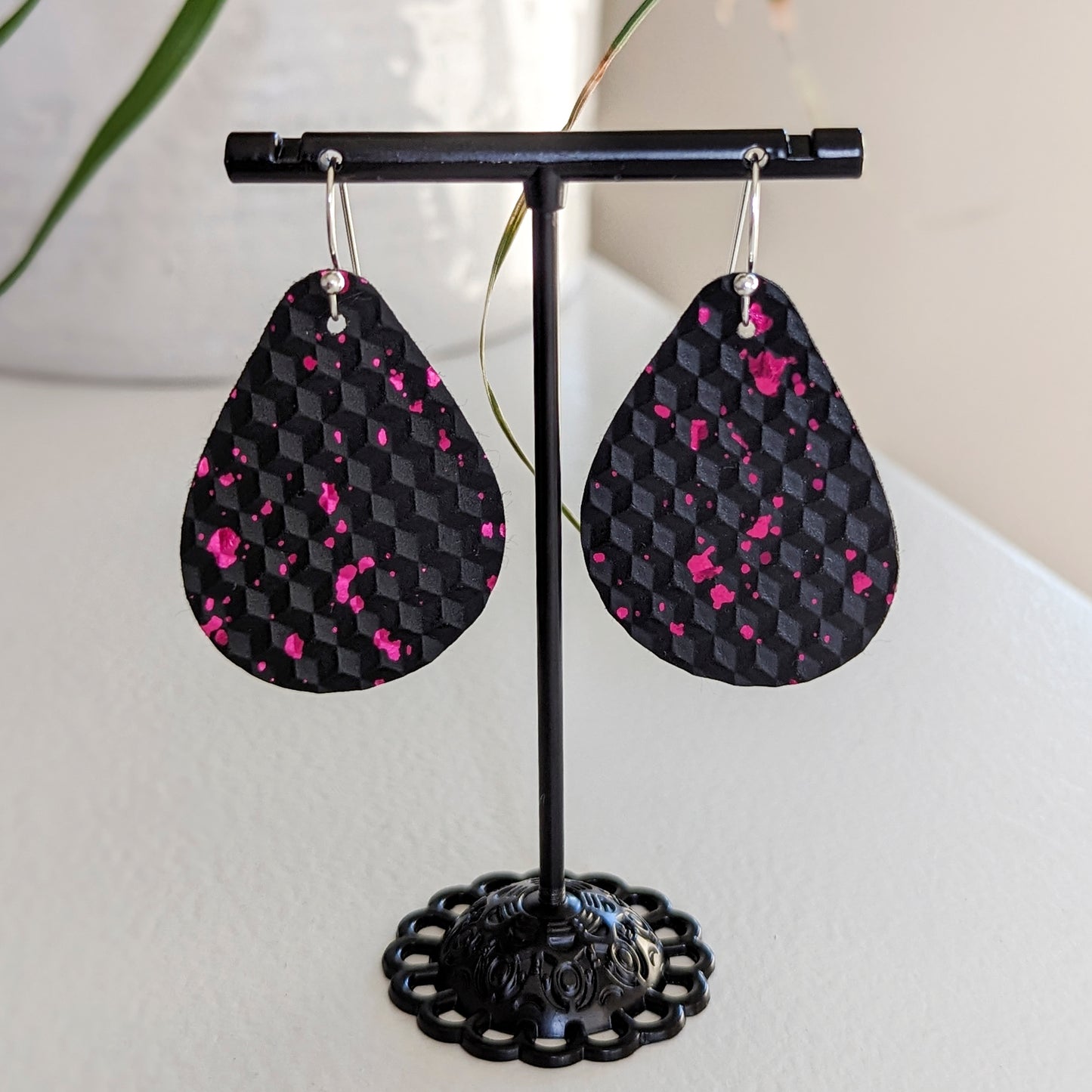 The Classic Lilly Teardrop